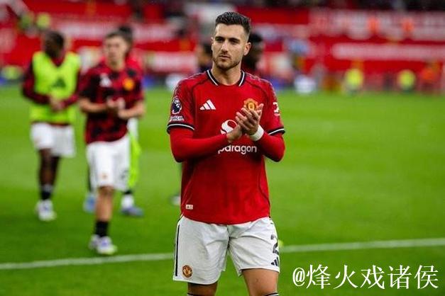 曼晚：曼联教练组给达洛特进行了一对一训练，改善其进攻站位