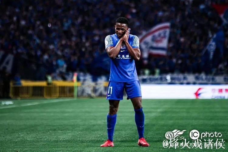 申花艰难挺过难关 暂时回到榜首 米内罗用脸顶入一球 申花艰难挺过难关 暂时回到榜首 米内罗用脸顶入一球