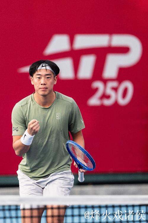 香港赛黄泽林首进巡回赛八强 吴易昺遭卢布列夫逆转